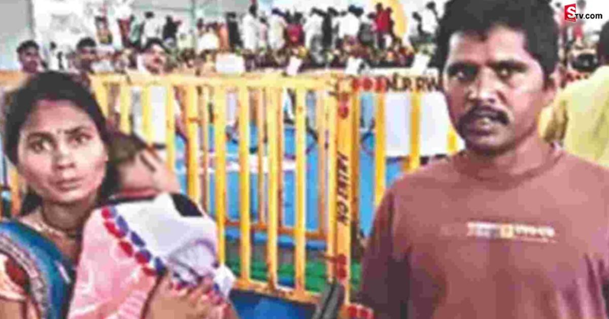 పసిబిడ్డను ముఖ్యమంత్రి వేదికపైకి విసిరేసిన తండ్రి!