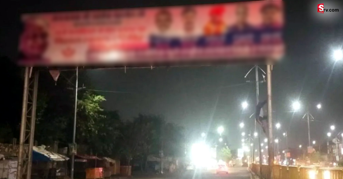 సీఎం హోర్డింగ్ కోసం రంగంలోకి ఆరుగురు పోలీసులు.. 24 గంటల్లో..