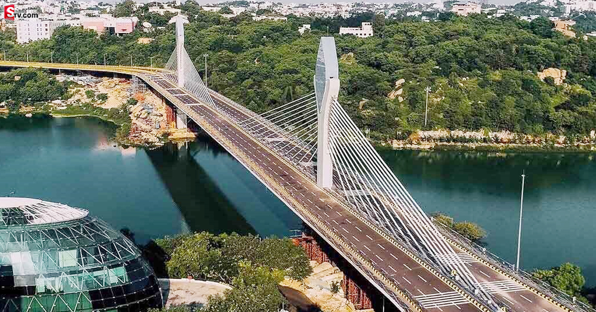 దుర్గం చెరువు తీగల వంతెనపై నుండి దూకేసిన వ్యక్తి..