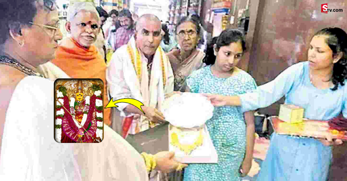 Vijayawada: దుర్గమ్మకు ఊహించని కానుకలు సమర్పించిన భక్తురాలు
