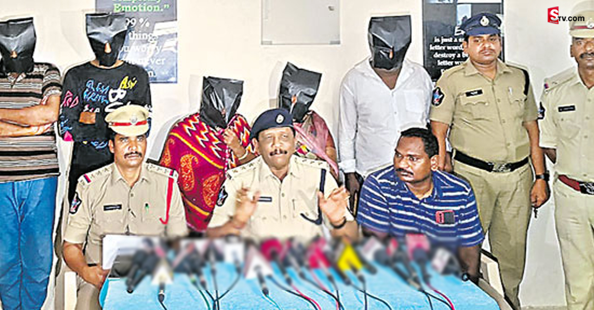 యువతులతో నగ్నంగా క్షుద్ర పూజలు! ఎక్కడంటే?