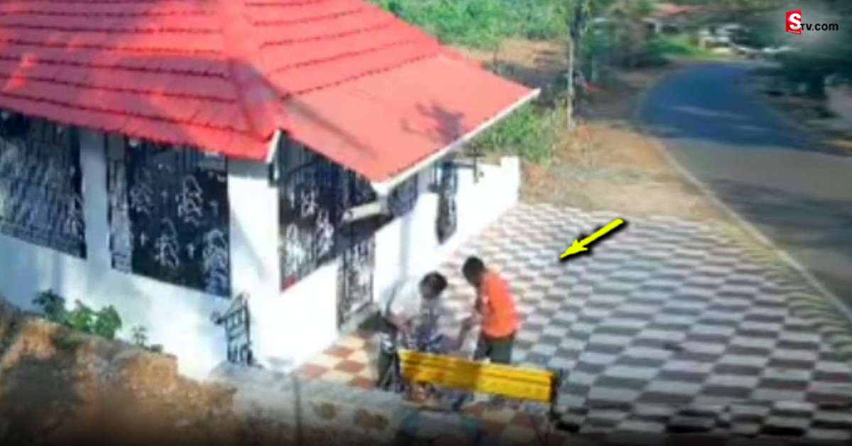 వీడియో: పట్టపగలు రెచ్చిపోయిన యువకులు.. వృద్ధురాలు అని కూడా చూడకుండా!