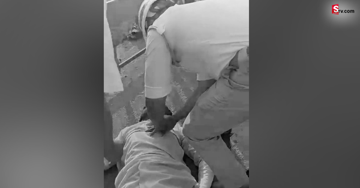 రోడ్డుపై కుప్పకూలిన వ్యక్తి.. ప్రాణాలు కాపాడిన పోలీస్!