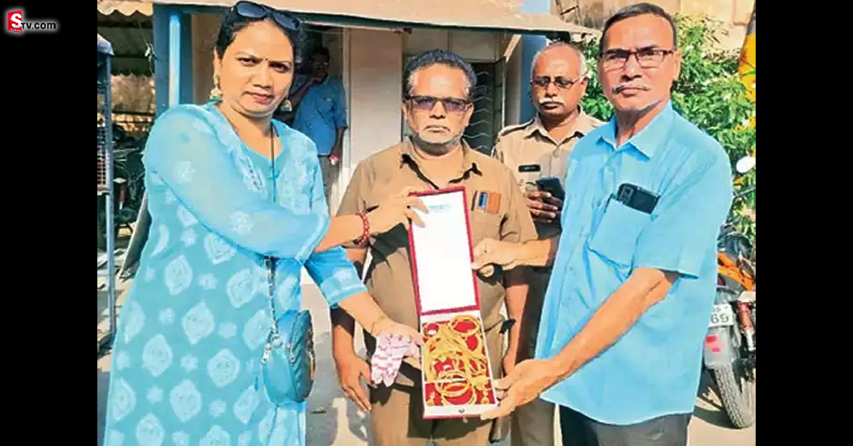 శ్రీకాకుళం: RTC కండక్టర్‌ నిజాయితీ.. 50 తులాల బంగారం అప్పగింత!
