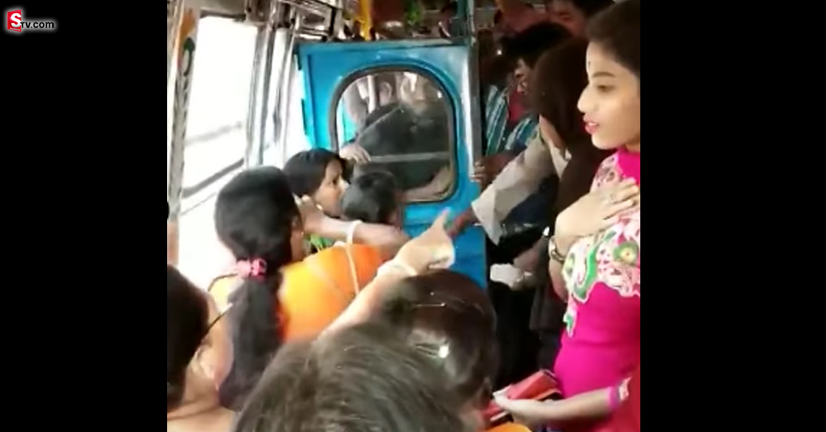 బస్సు సీటు కోసం జుట్టు పట్టుకొని కొట్టుకున్న మహిళలు!