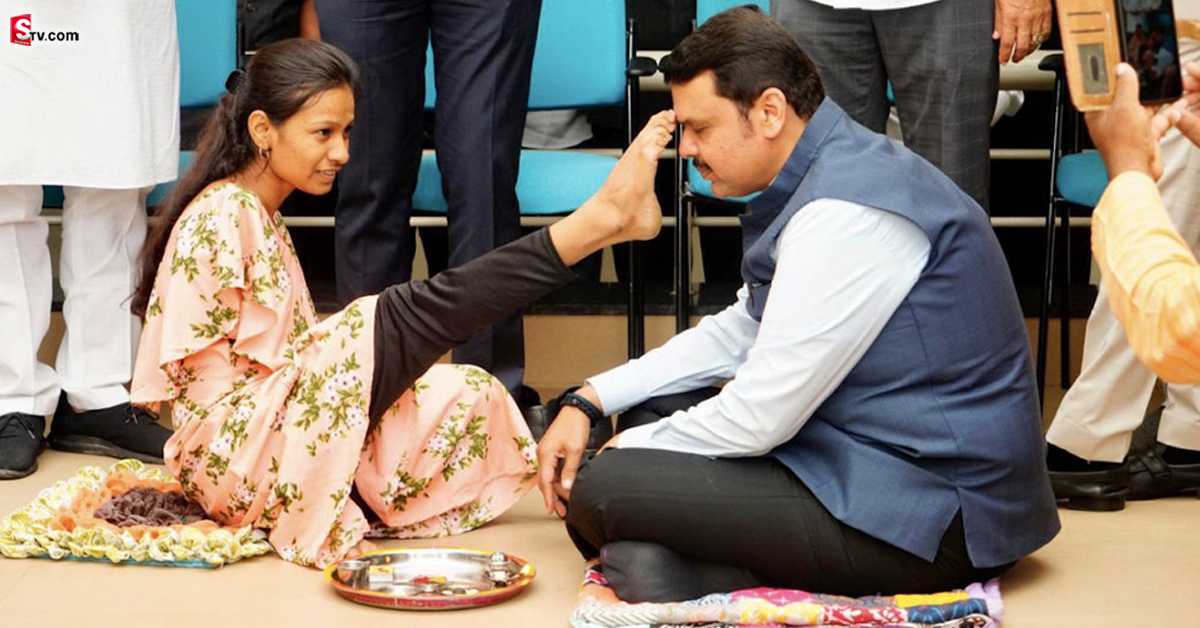 కాలితో బొట్టు పెట్టి  డిప్యూటీ సీఎంకు స్వాగతం! హేట్సాఫ్ సర్!