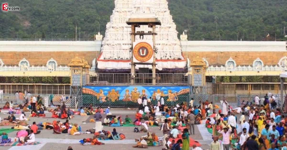 Temples: దేవుడి దర్శనం తర్వాత గుడిలో ఎందుకు కూర్చుంటారో తెలుసా..?