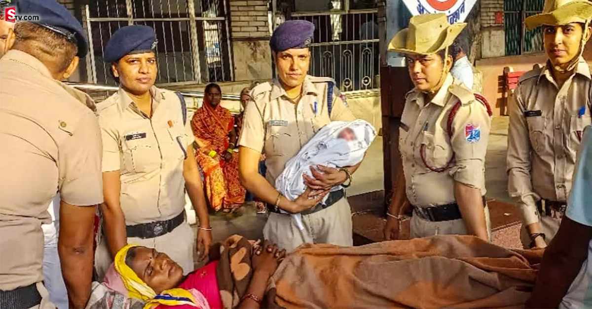 రైల్వేస్టేషన్‌లో పనిచేస్తున్న స్వీపర్‌కు పురుడు పోసిన పోలీసులు.. తల్లీ బిడ్డలు క్షేమం!
