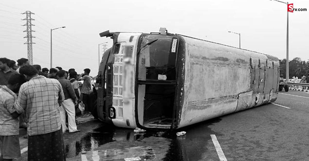 RTC bus accident: స్టీరింగ్ విరగడంతో ఆర్టీసీ బస్ బోల్తా.. 19 మందికి గాయాలు