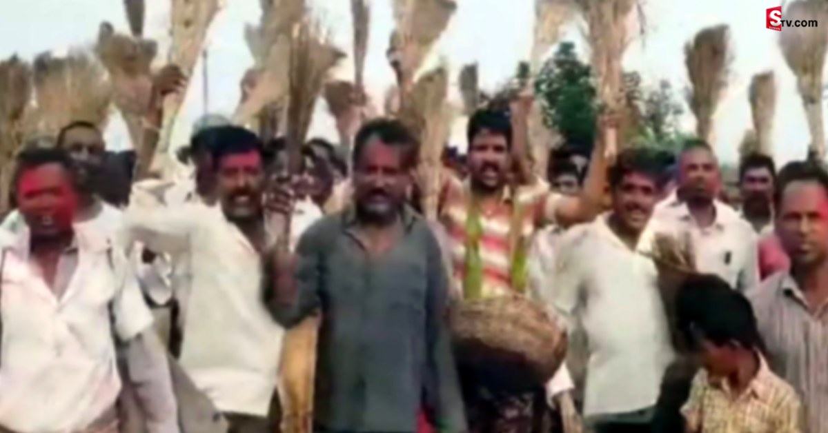 ఇదేం ఆచారం.. చీపుర్లతో కొట్టుకుంటూ.. బట్టలు విప్పేసి..!