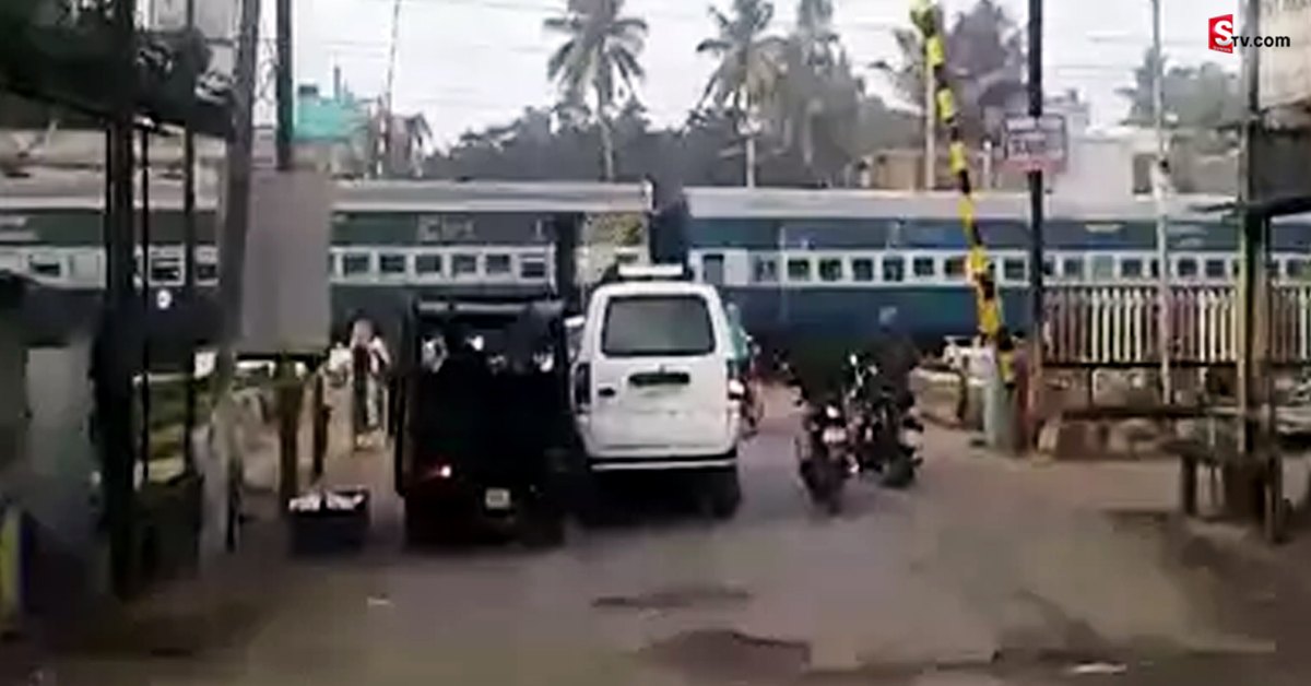 Andhra Pradesh: ఆంధ్ర ప్రదేశ్ లో తప్పిన మరో రైలు ప్రమాదం.. ఇంత నిర్లక్ష్యమా..