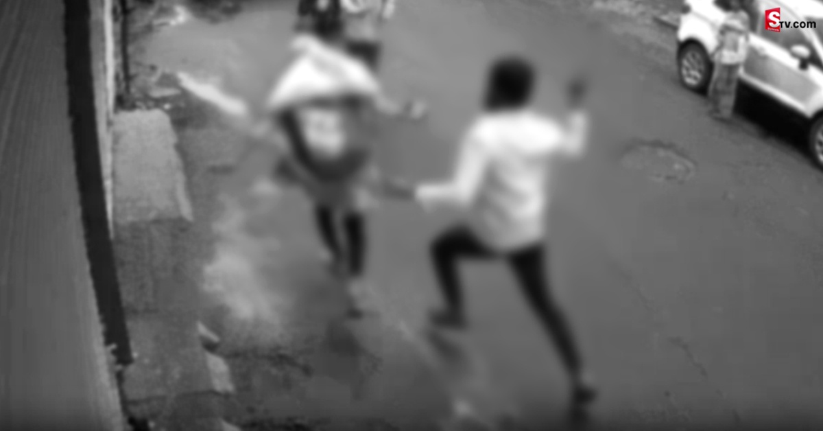 వీడియో: పట్టపగలు నడి రోడ్డుపై దారుణం.. అందరూ చూస్తుండగానే!