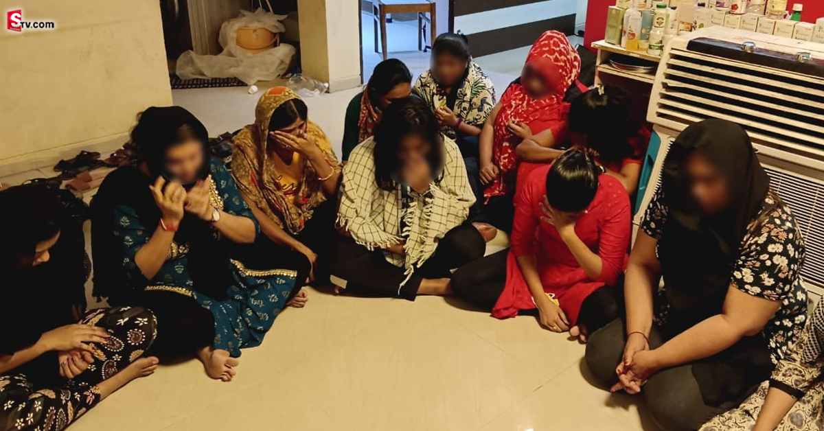 మసాజ్ సెంటర్ పేరుతో అమ్మాయిలతో దందా.!