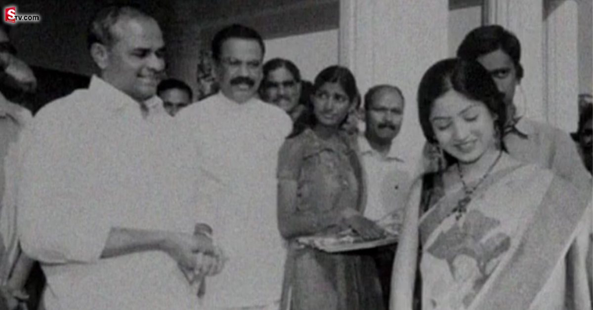 వైఎస్‌ఆర్ పక్కన నవ్వులు చిందిస్తున్న ఈ స్టార్ హీరోయిన్ ఎవరో గుర్తు పట్టారా!