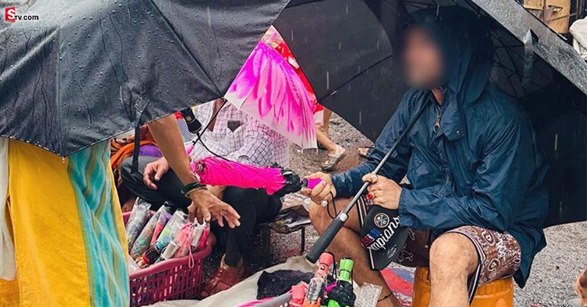 వర్షంలో గొడుగులు అమ్ముకుంటున్న స్టార్ కమెడియన్! ఎవరంటే?