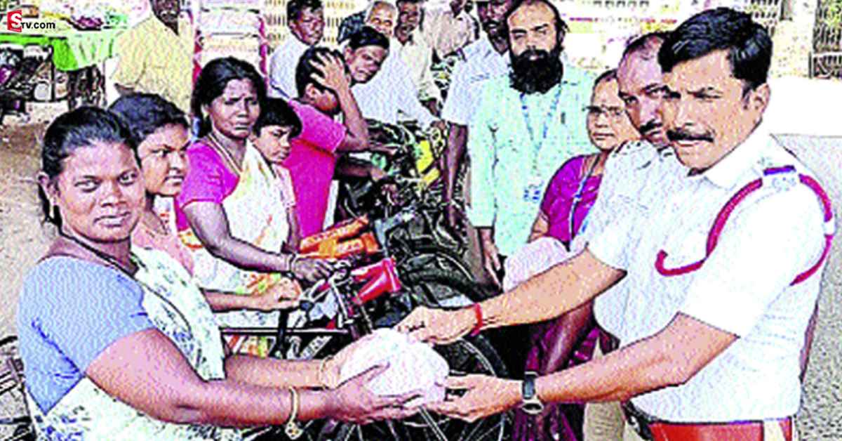 బంపర్ ఆఫర్.. సైకిల్ మీద వస్తే, కిలో టమాటాలు ఉచితం