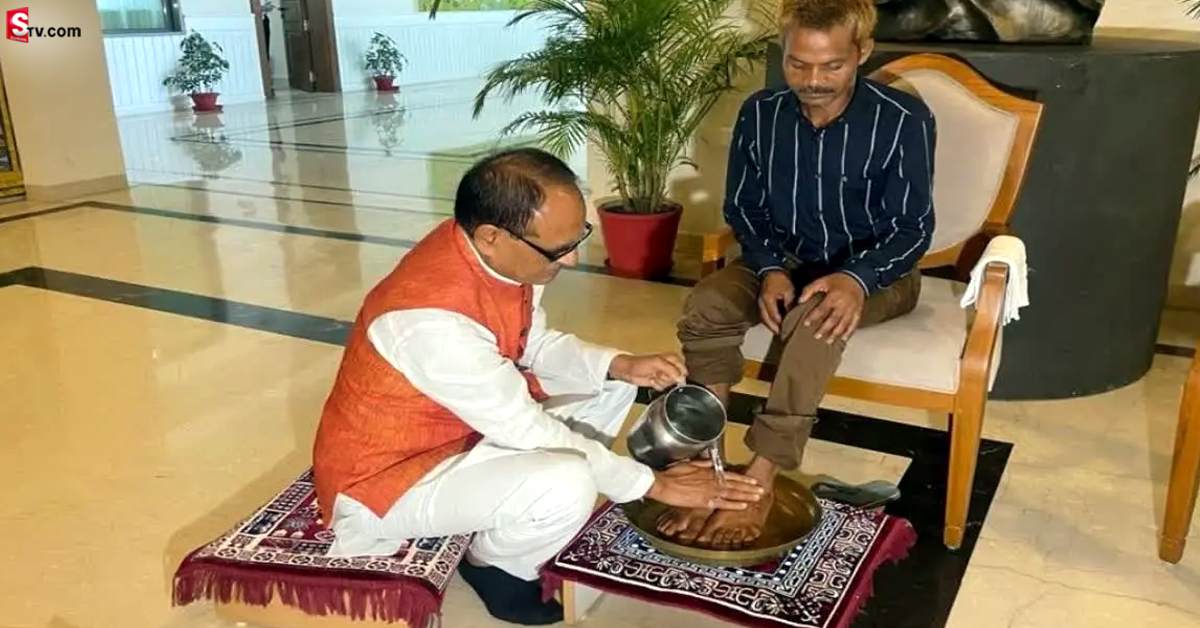 గిరిజనుడి కాళ్లు కడిగి క్షమాపణ కోరిన ముఖ్యమంత్రి.. వీడియో వైరల్