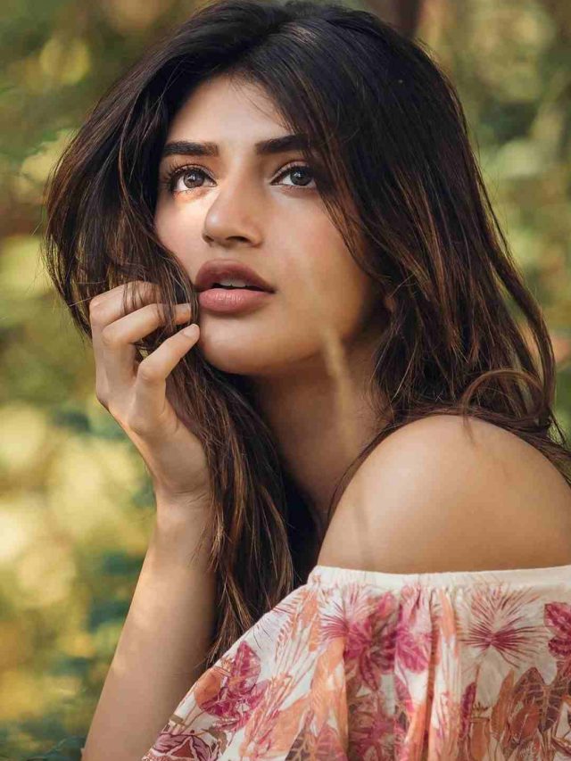 పాలమీగడ లాంటి అందంతో మతిపోగొడుతున్న శ్రీలీల