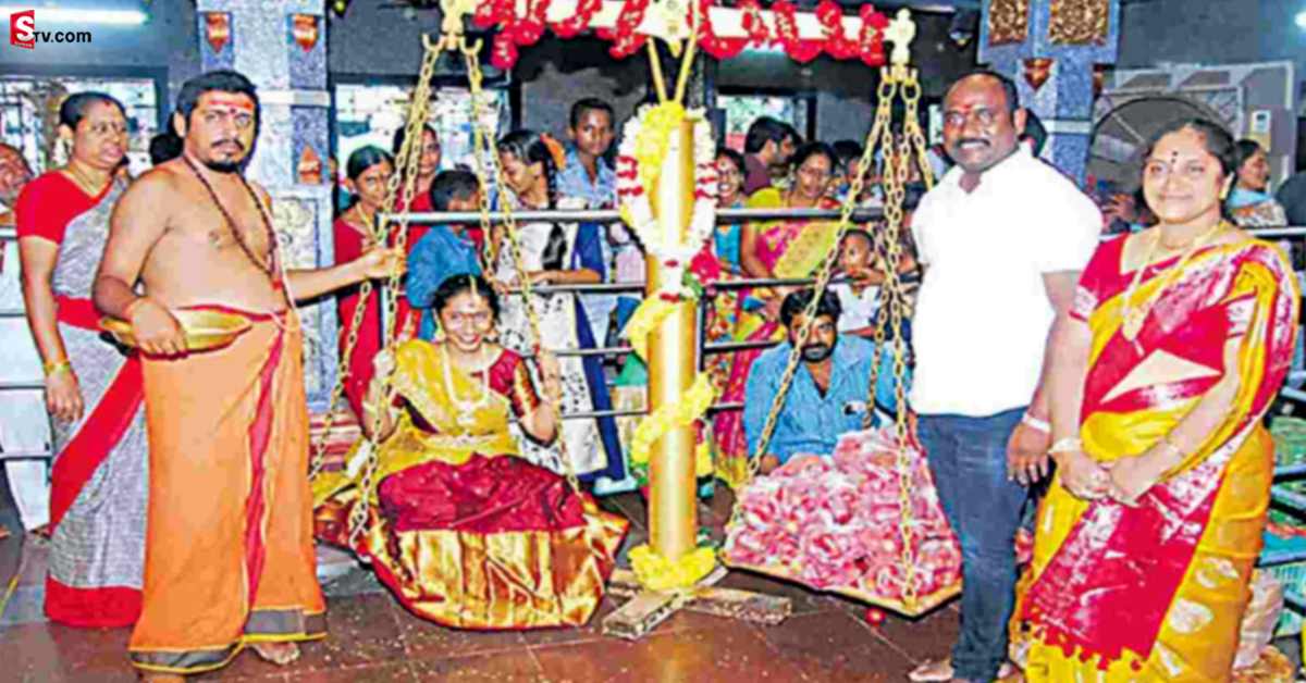 టమాటాలతో తులాభారం.. ఈ తండ్రి సాహసానికి మెచ్చుకోవాల్సిందే..!