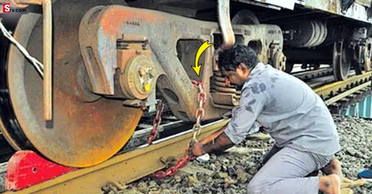 రైలు చక్రాలకు, పట్టాలకు కలిపి తాళం వేసిన సిబ్బంది.. ఎందుకో తెలుసా?