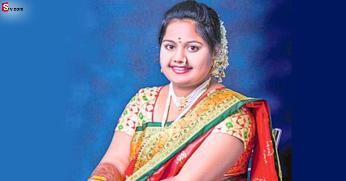 పుట్టింటికి వచ్చిన నూతన వధువు.. తల్లితో కలిసి..