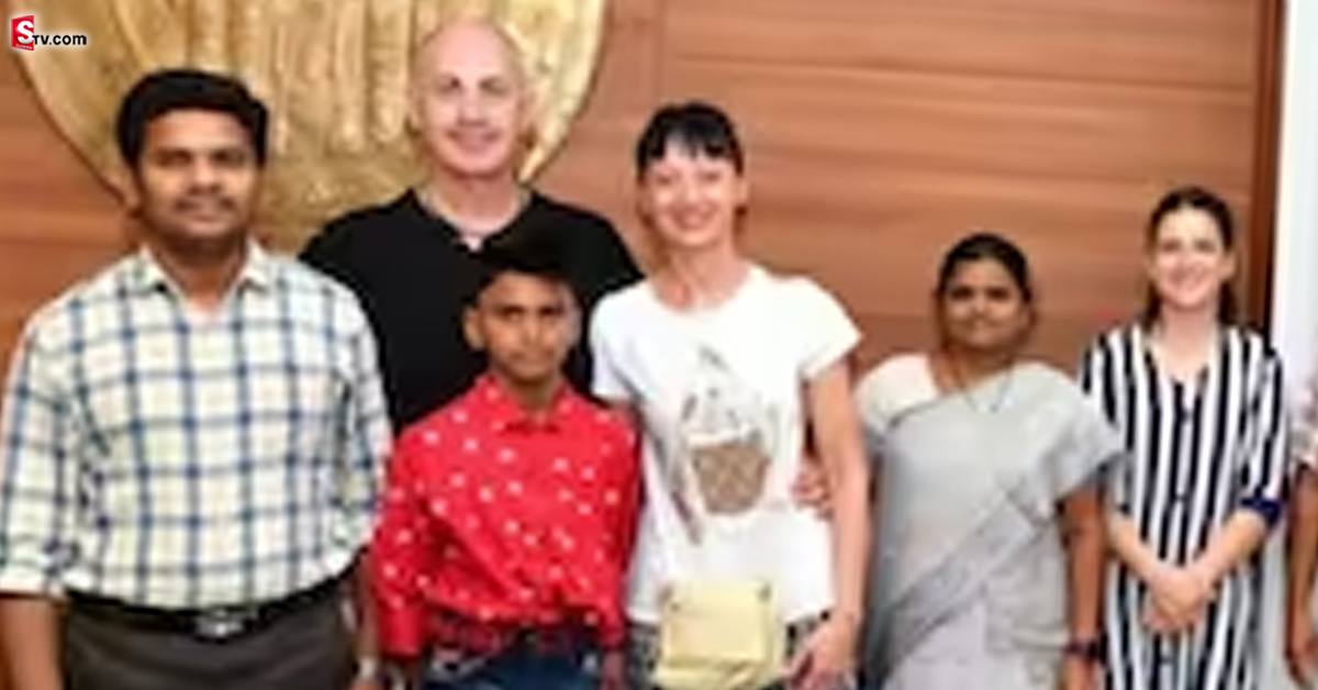 అనాథ బాలుడ్ని దత్తత తీసుకున్న ఇటలీ దంపతులు