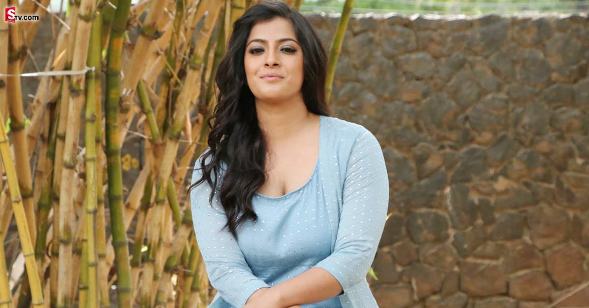 వరలక్ష్మి కోసం ఆరాటపడుతున్న తెలుగు డైరెక్టర్!.. కారణం ఏంటంటే?