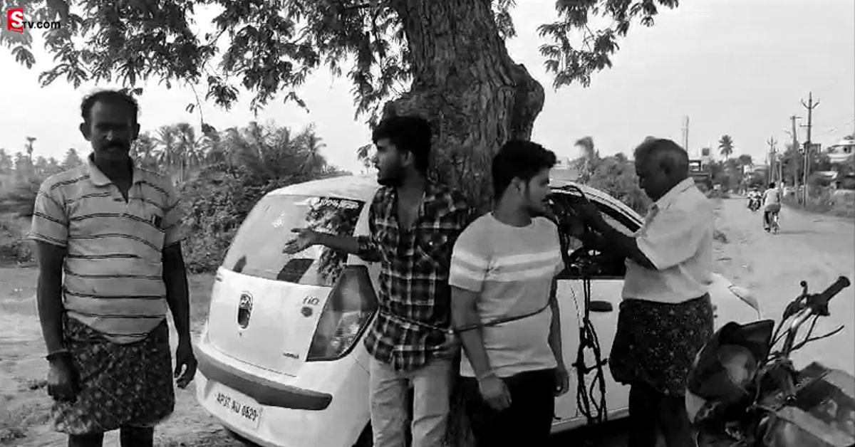కారులో లాంగ్ రైడ్‌కి వెళ్లిన యువకులు.. చెట్టుకు కట్టేసిన గ్రామస్తులు.. ఎందుకంటే?