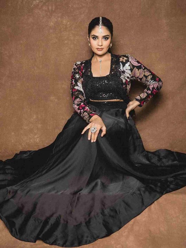 కాటుక కళ్ళతో మెస్మరైజ్ చేస్తున్న శ్రీముఖి