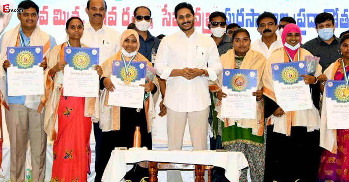 గ్రామ, వార్డు వాలంటీర్లకు నెలకు రూ.10 వేలు? ఆరోజు నుంచేనా?
