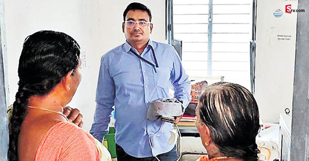 ప్లాస్టిక్ వేలిముద్రలతో అడ్డంగా బుక్కైన వాలంటీర్.. అధికారులకు ఫిర్యాదు చేసిన గ్రామస్తులు
