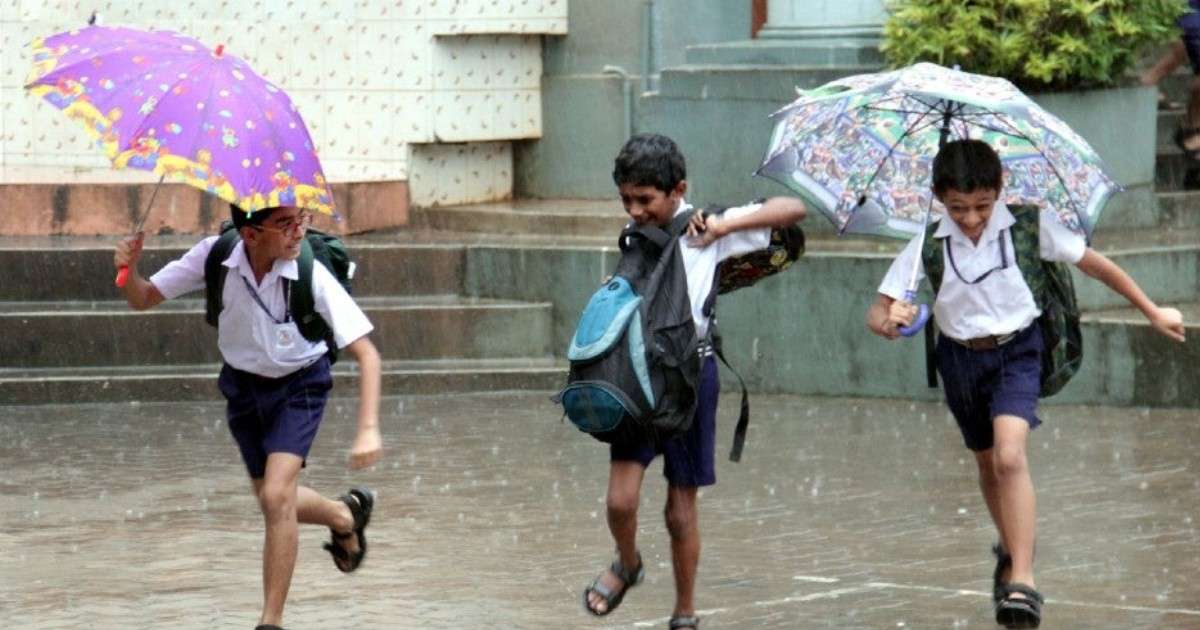 భారీ నుంచి అతి భారీ వర్షాలు, ఈ జిల్లాల్లో స్కూళ్లకు సెలవులు రెడ్ అలర్ట్ జారీ