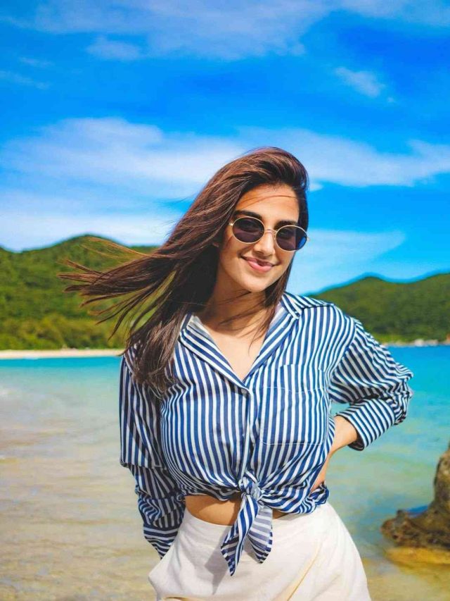 బీచ్‏లో మీనాక్షి చౌదరి సందడి..